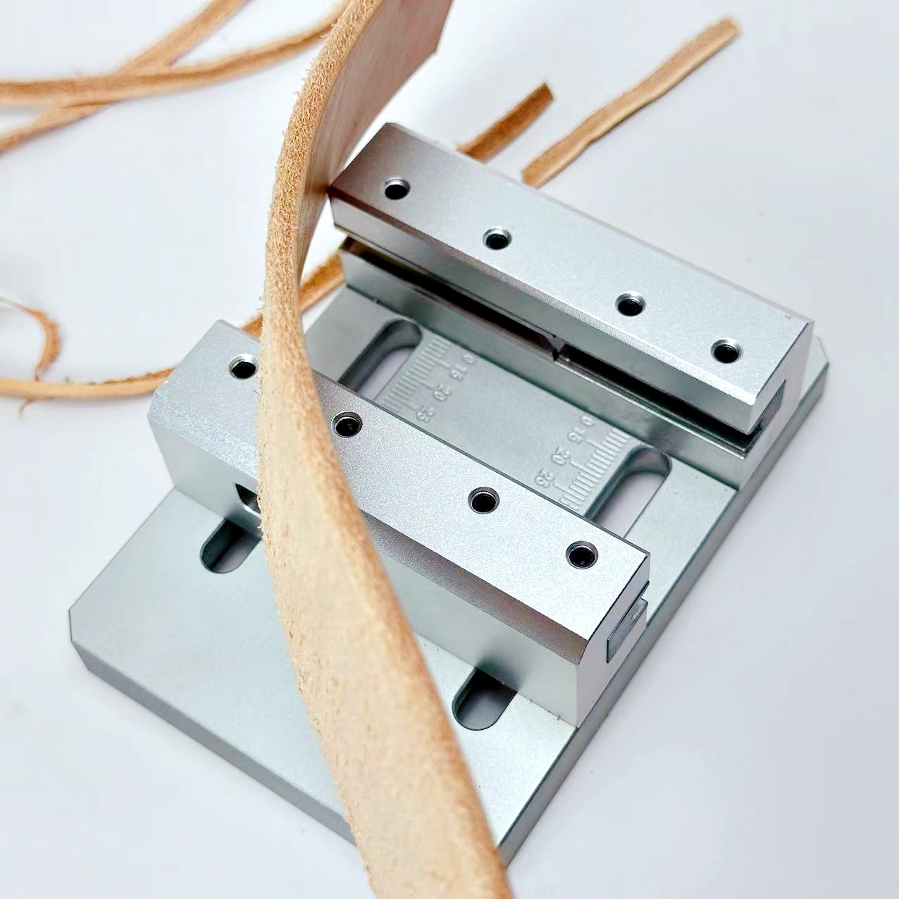 Craft Tools - เครื่องตัดขอบสายพาน เครื่องลบคมสายพานแบบครึ่งวงกลม เครื่องลบคมสายพาน DIY เครื่องลบคมขอบหนัง อุปกรณ์งานฝีมือหนัง